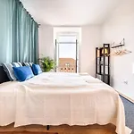 Apartament Riverfront Elegance 41br Spacious Retreat *