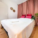 Riverfront Elegance 41br Spacious Retreat Apartament