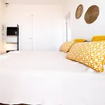 Apartament Riverfront Elegance 41br Spacious Retreat *