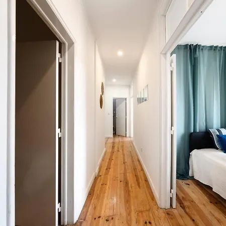 Riverfront Elegance 41br Spacious Retreat ליסבון
