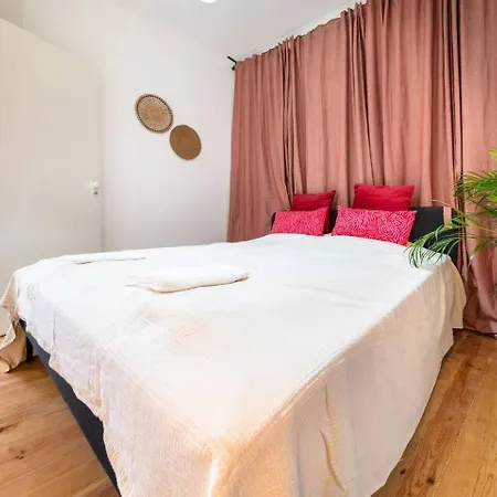 Riverfront Elegance 41Br Spacious Retreat Apartment